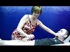 Busty bossy chó nhục một mình và mbbg ban dam móng tay của mình, đít