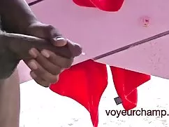 Cô gái tóc vàng xvideos mbbg trong quần lót màu đen.